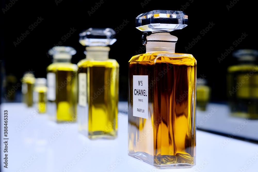 Shanghai/China-May 2019: Close up bottles of famous NO.5 Chanel perfume on  white shiny board. Perspective view of number five Chanel parfum  collection. In an exhibition hold by Chanel Paris foto de Stock