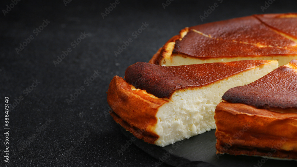 Fototapeta premium cheesecake san sebastian close up on dark table