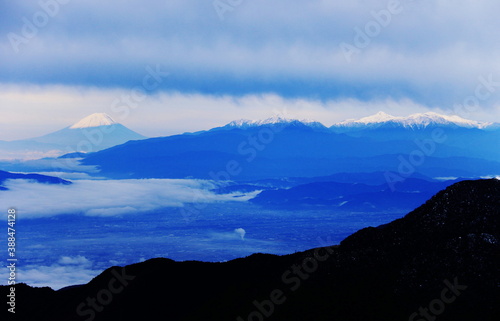 北アルプスの朝 燕岳からの風景 富士山と南アルプス（甲斐駒ヶ岳、北岳、仙丈ヶ岳）遠景