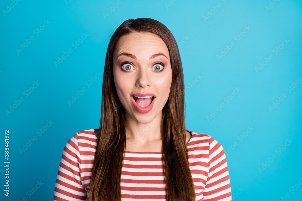 Close up photo of impressed girl hear wonderful sales season discount novelty open mouth scream wear casual style outfit isolated over blue color background Close up photo of impressed girl hear wonderful sales season discount novelty open mouth scream wear casual style outfit isolated over blue color background