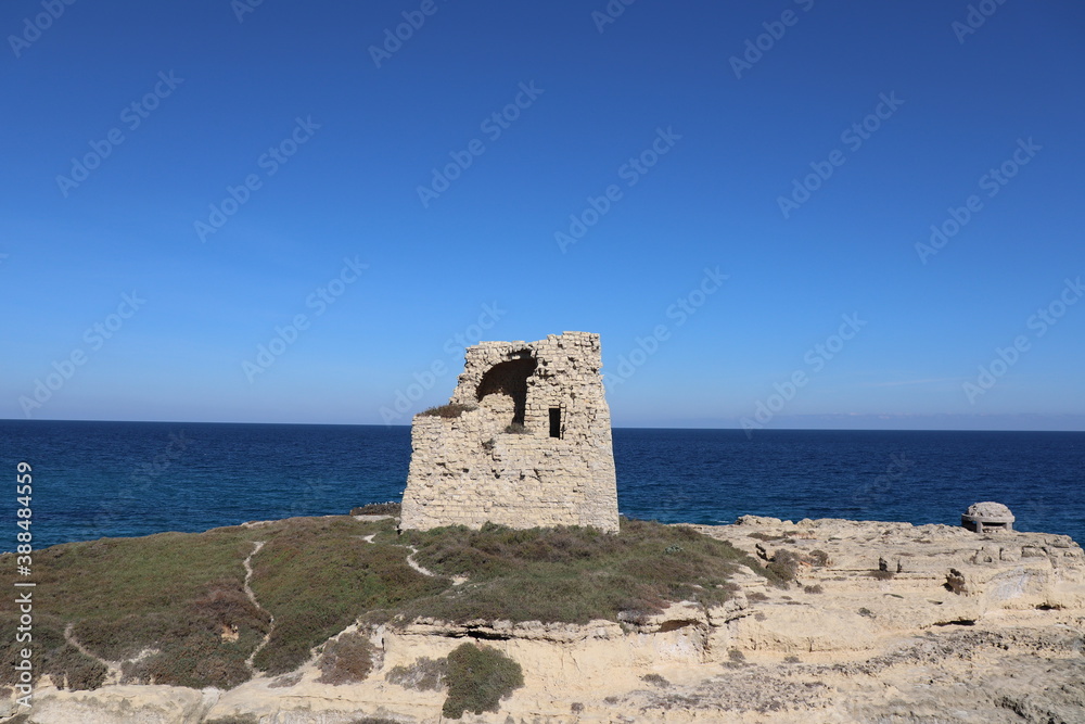 Torre di avvistamento sulla costa pugliese