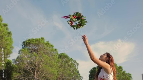 Giovane ragazza con vestito bianco si laurea. Corona di alloro in testa simbolo trionfale italiano. photo