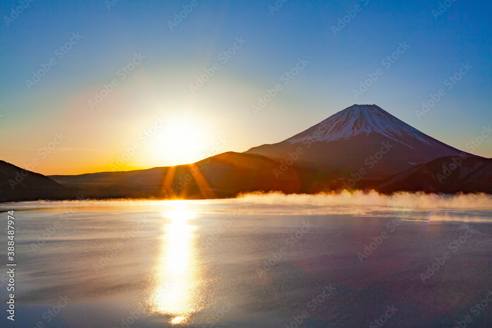 富士山と日の出　山梨県身延町にて