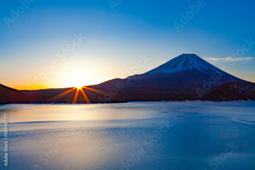 富士山と日の出 山梨県身延町にて