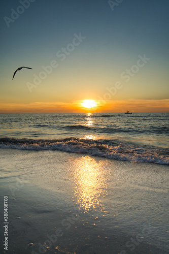Traumhaft romantischer Sonnenuntergang,  mit Möven, schäumende Wellen, Abendrot und menschenleerer Strand auf Sanibel Island © Angelika Beck