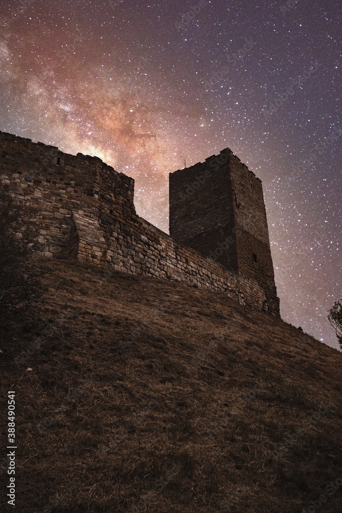 Fototapeta premium Burg mit Milchstraße 