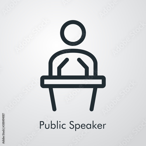 Logotipo con texto Public Speaker. Icono lineal hombre en podio con micrófonos en fondo gris