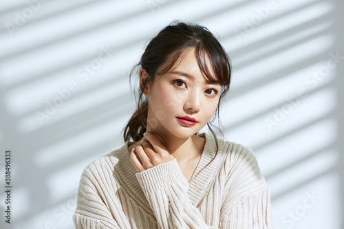 光と影の背景の若い女性のビューティーポートレート