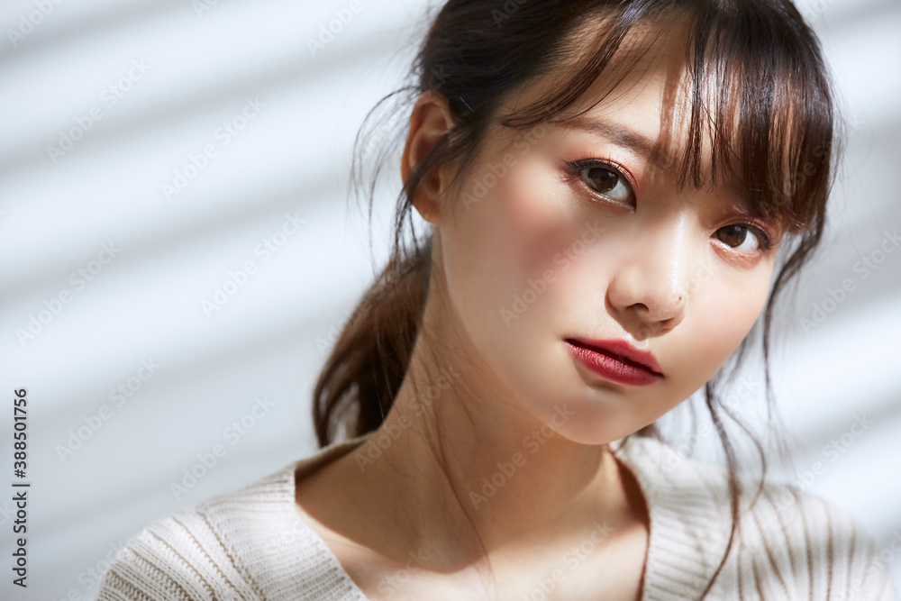 光と影の背景の若い女性のビューティーポートレート 光と影の背景の若い女性のビューティーポートレート