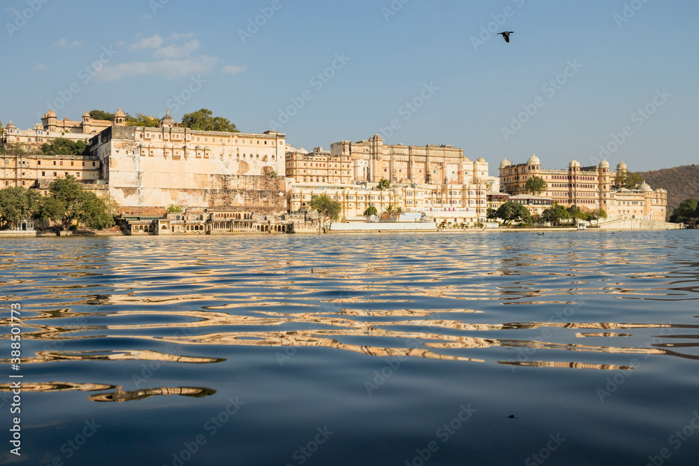 Fototapeta premium City palace, Udaipur, on a sunny day