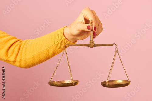 Stampa su tela woman hand holding a balance on pink background