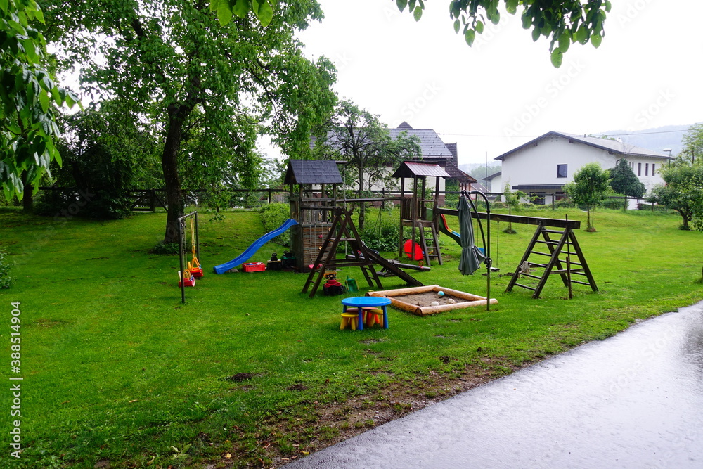 Fototapeta premium Ein Kinderspielplatz mit Spielzeug, das gut für die Gesundheit und den Spaß der Kinder ist