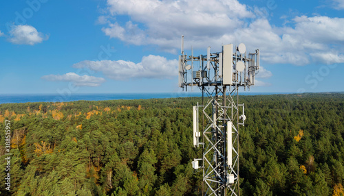 Fotografia telecommunication tower with cellular antennas for 5g mobile internet network on