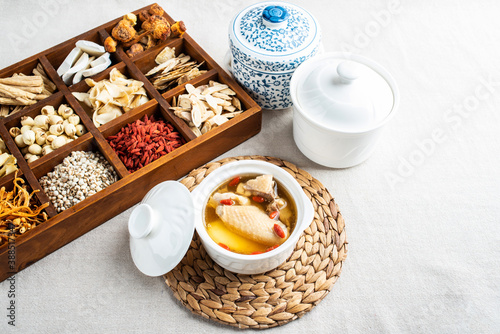 Foto Chinese traditional nourishing soup wolfberry stewed chicken soup