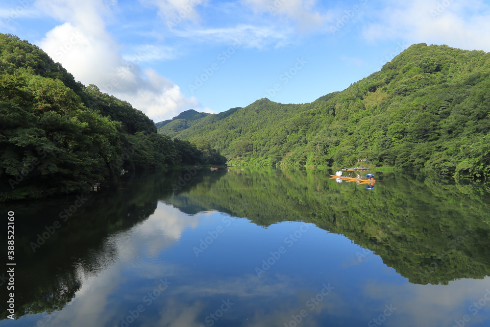 青空と間瀬湖(埼玉県)と釣り人