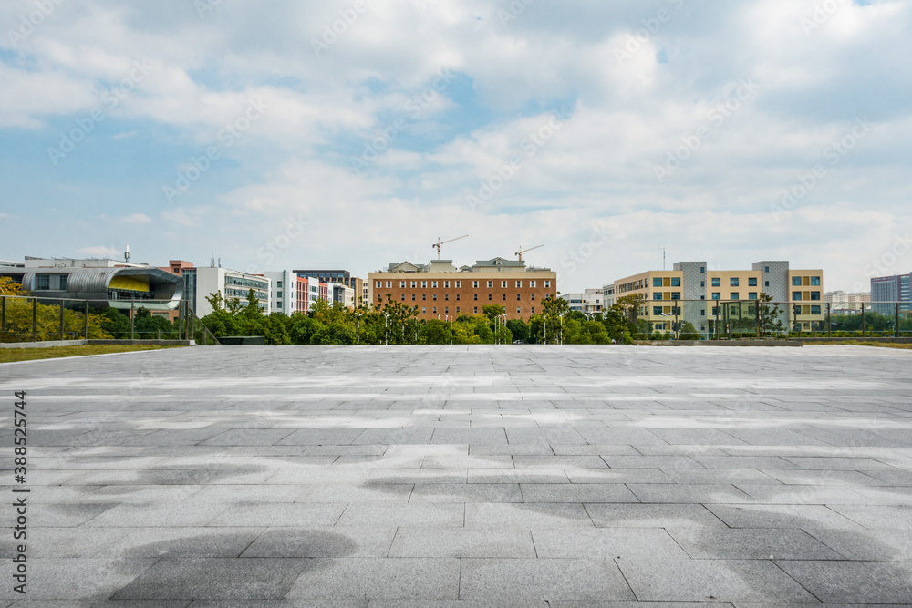 Obraz premium Park with trees and fountains in front of the Business Center