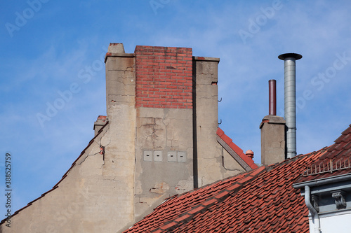 Alter Schornstein aus Backstein, Deutschland,braune alte Hauswand, Dach, Deutschland,  Europa