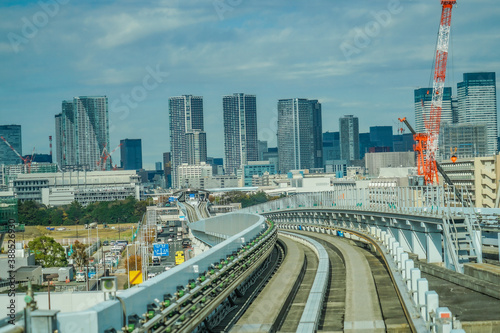 ゆりかもめの線路と東京の街並み