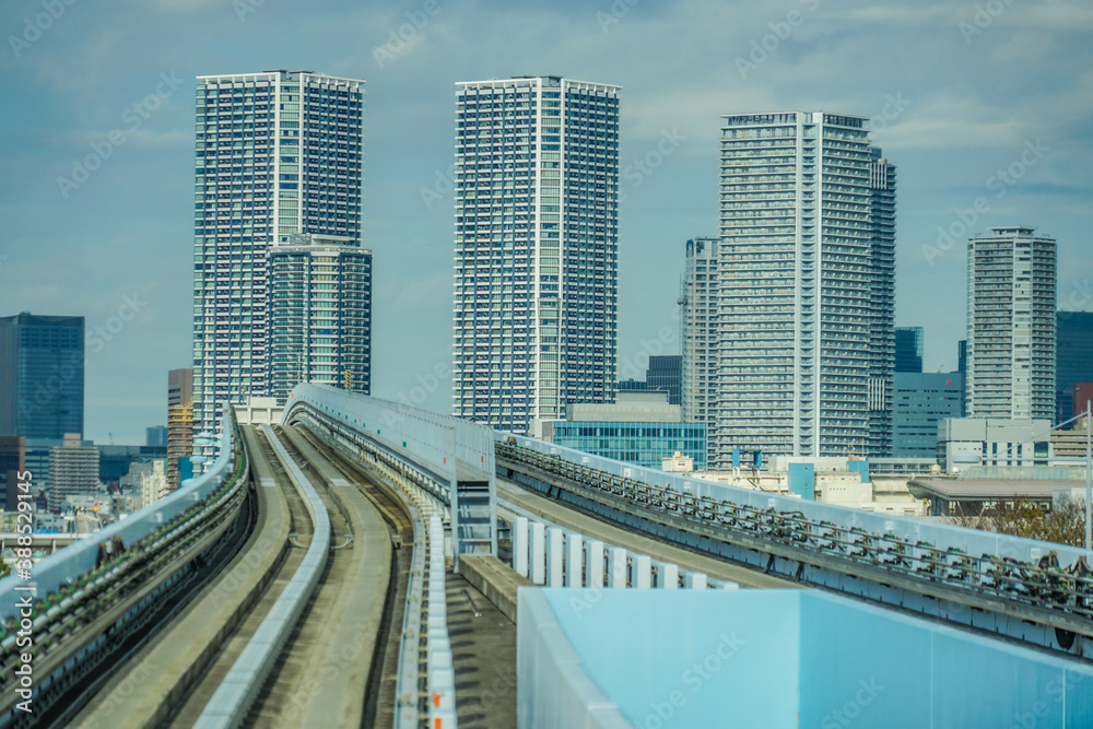 ゆりかもめの線路と東京の街並み