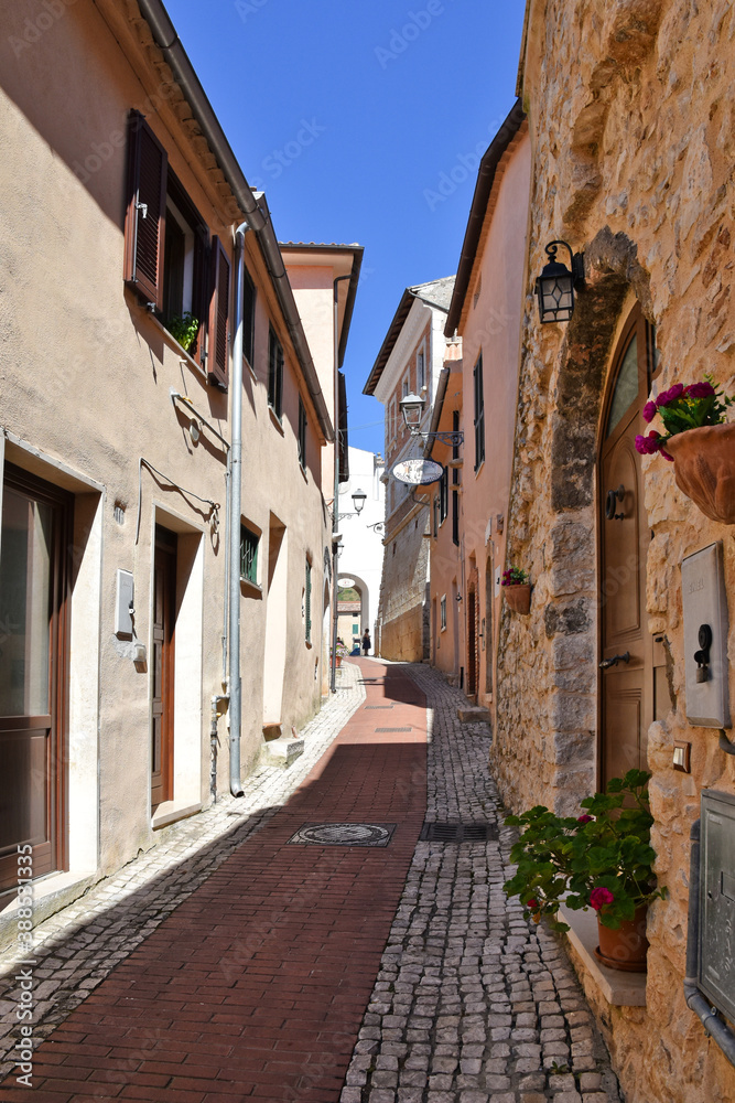 Obraz premium A small road crosses the old buildings of Prossedi, a medieval village in the Lazio region, Italy.