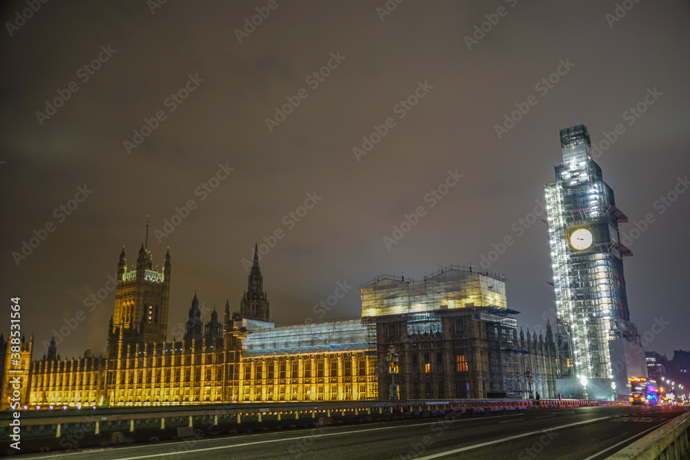 Fototapeta premium 改修中のビッグベンの夜景（イギリス・ロンドン）