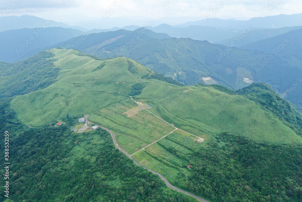 Fototapeta premium 愛媛県四国中央市 塩塚高原の風景
