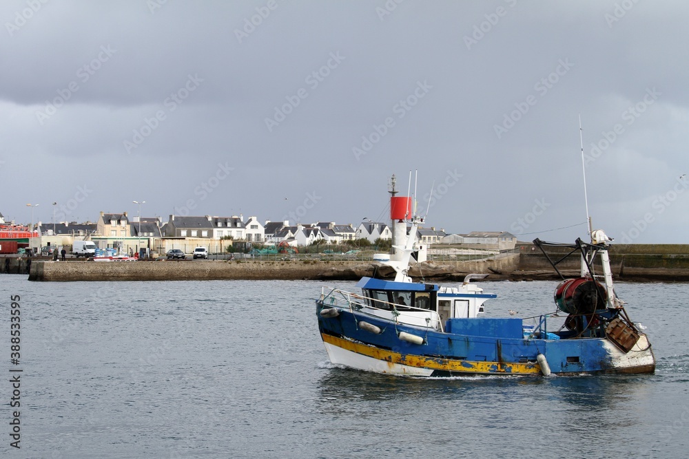 Fototapeta premium chalutier dans le port du guilvinec,Bretagne