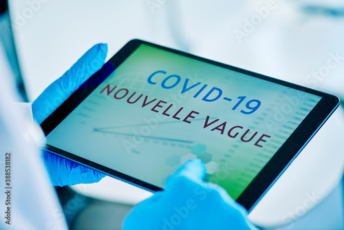 doctor and text covid-19 new outbreak in french