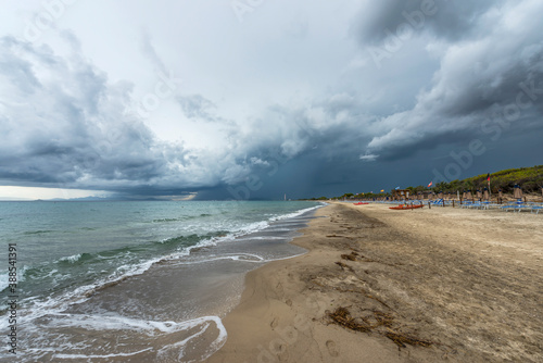 Fototapeta Naklejka Na Ścianę i Meble -  Düsterer Himmel am leeren Strand von Follonica in der Toskana, Italien