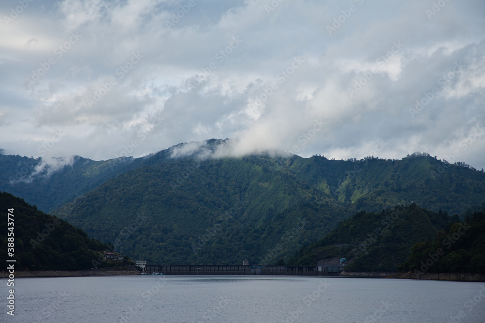 遊覧船から見る曇り空の奥只見湖