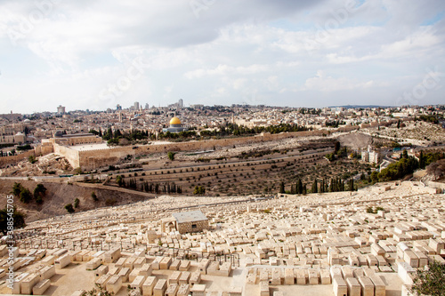 Sicht auf die alte Stadt Jerusalem und die Moschee Dome of the Rock mit ihrem prächtigen, goldenem Dach, Israel