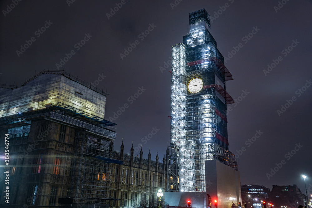 Fototapeta premium 改修中のビッグベンの夜景（イギリス・ロンドン）