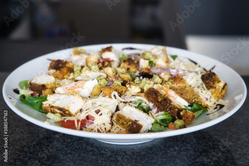 Wallpaper Mural Gemischter Bio Salat Teller mit Tomaten, Eier, Schinken und Croutons, Produktbild, Low Carb Diät Torontodigital.ca