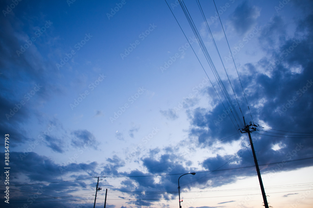 夕暮れ時の電線と電柱
夕暮れ時の電線と電柱