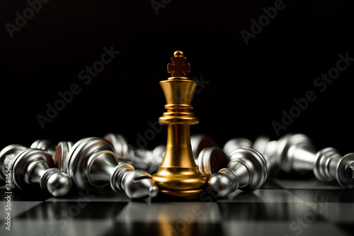 Foto Golden King chess is last standing in the chess board, Concept of successful bus