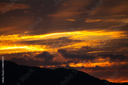 山形県上山市 美しい光が差す夕日 © 友紀 白田