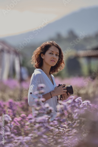 Obraz na płótnie woman professional photographer on a flower field in summer w salonie