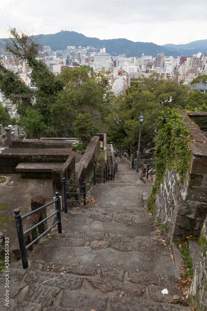 Fototapeta premium 長崎の坂道と稲佐山