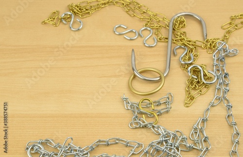 Lavoro manuale, artigianato, materiali di vario tipo :catene , ganci e anelli metallici argentei e dorati