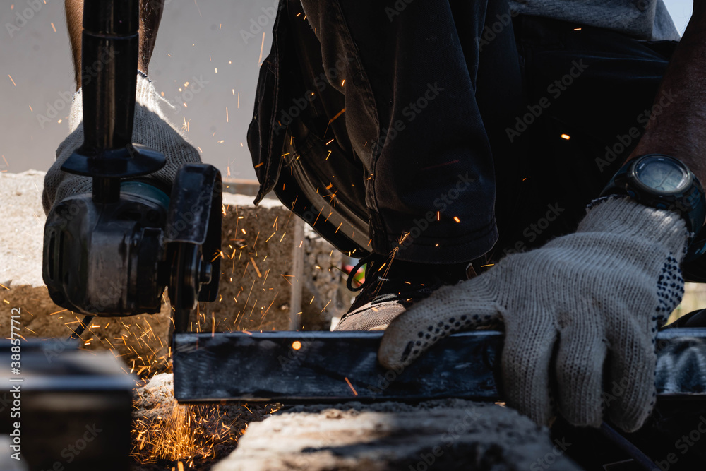 corte de hierro caño cuadrado en obra de construccion con amoladora córdoba argentina