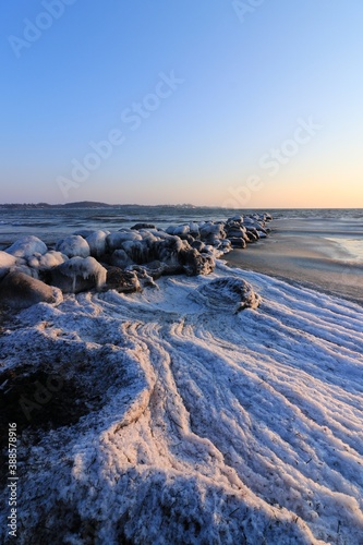 vereiste Steine und Schnee  an der Ostseeküste im Winter