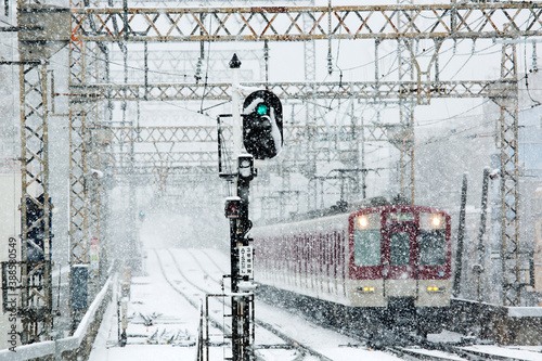 雪で徐行運転する電車 photo