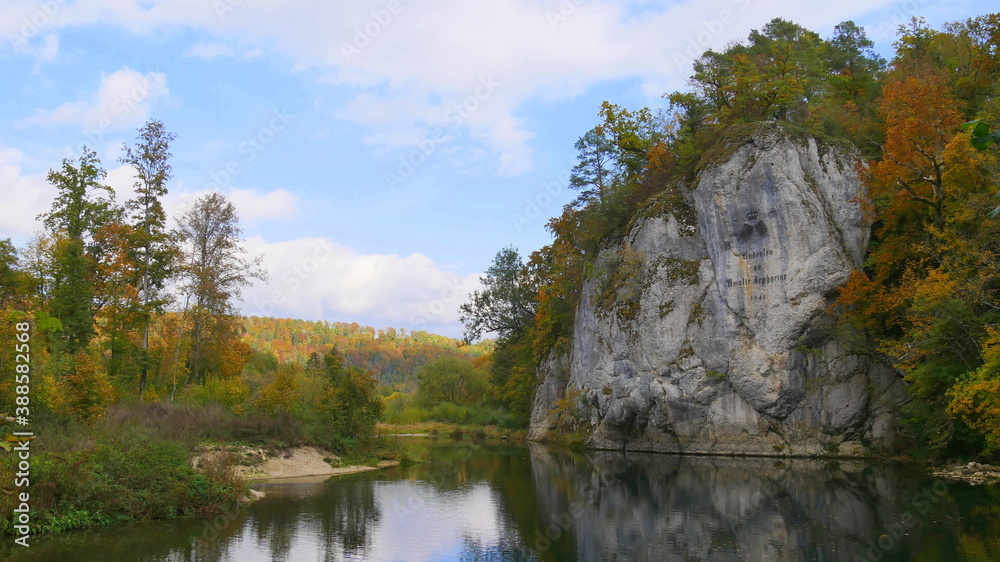 Blick auf den Amalienfelsen am Premiumwanderweg Donaufelsenläufe (Kloster-Felsenweg) bei Sigmaringen, schwäbische Alb