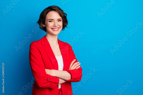 Photo Portrait of nice attractive content cheerful lady folded arm copy empty space is
