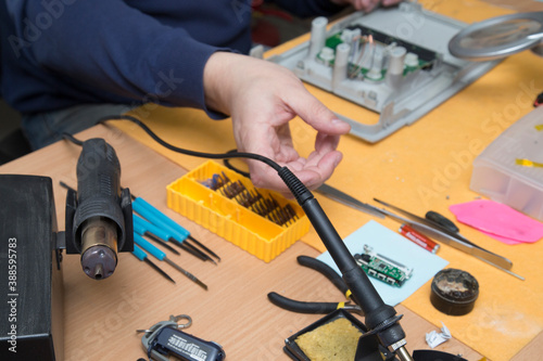 Repair of electronic boards. A tool for repairing electronic components.