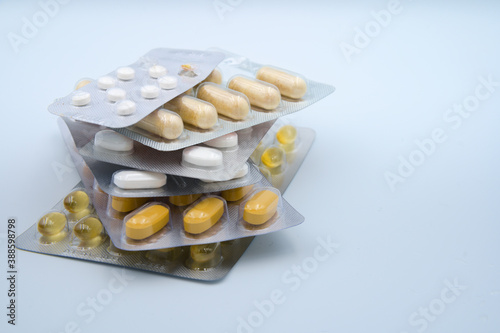 Wiele różnych tabletek i leków.