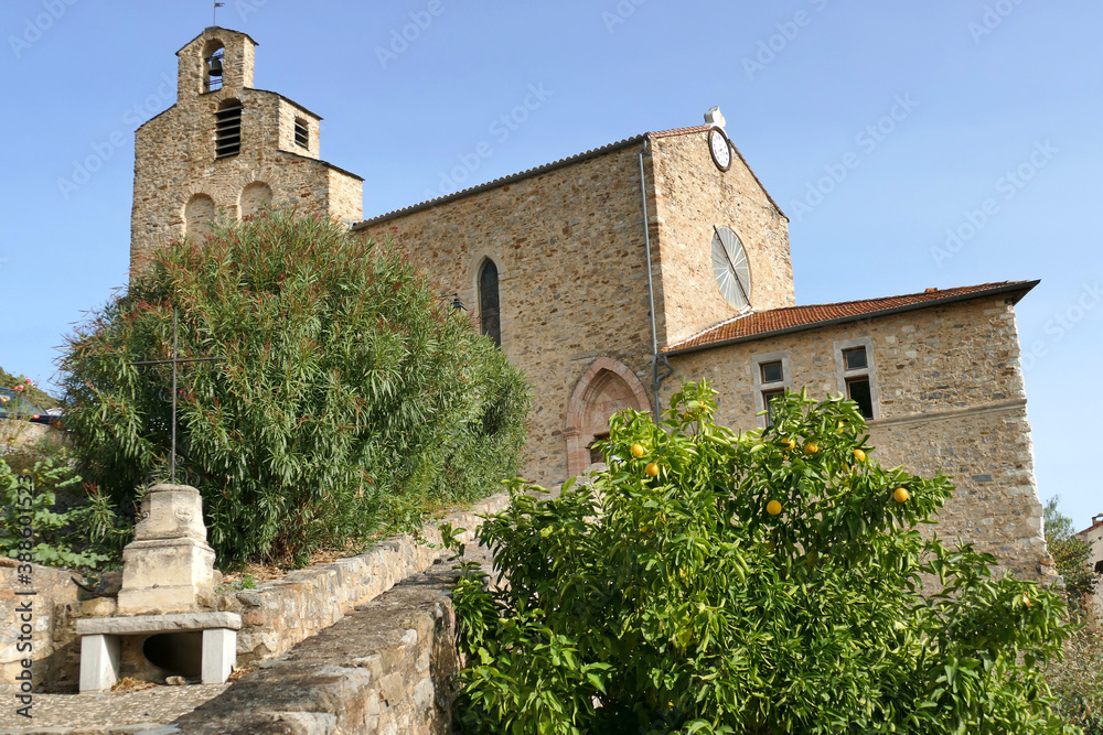 L’église Saint-André du village de Roquebrun 