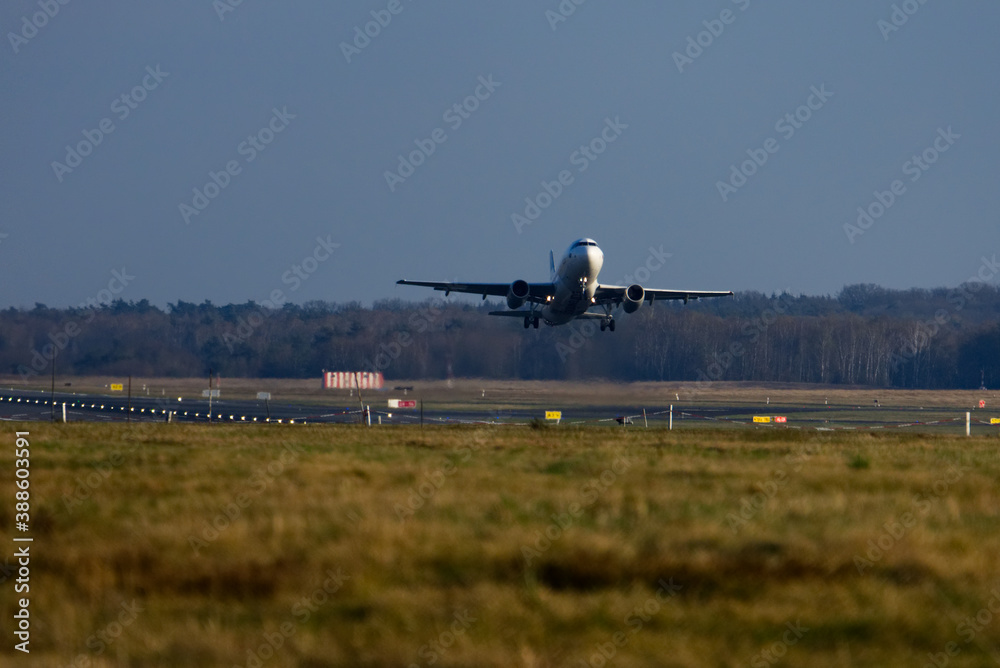 Fototapeta premium flugzeug start abheben