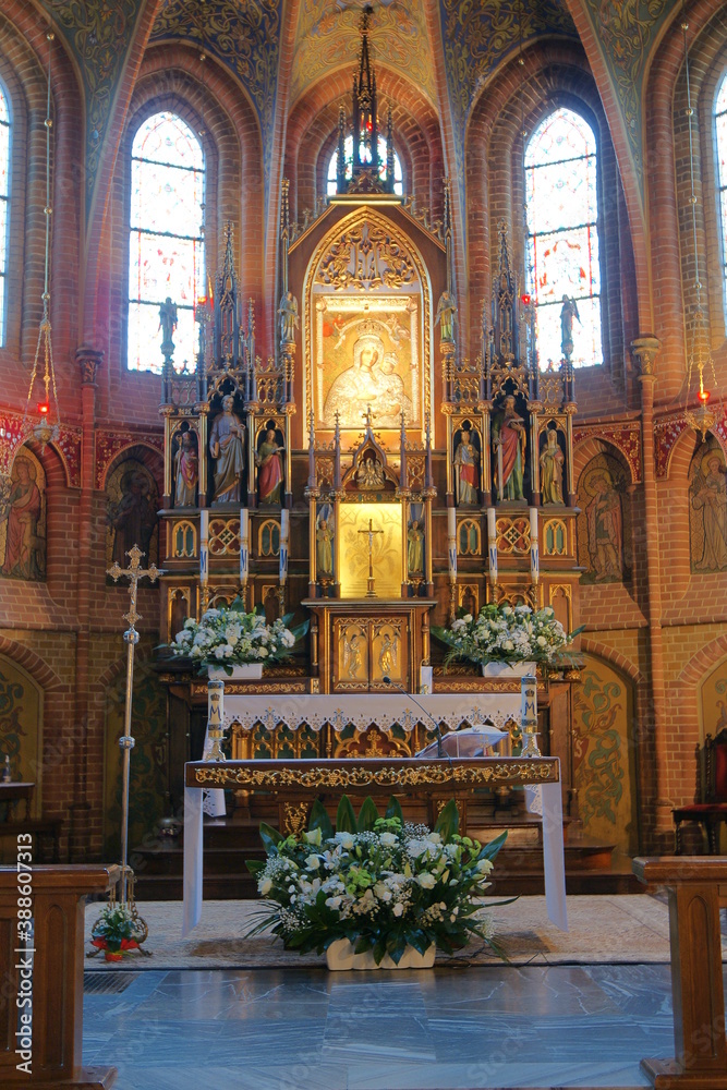 Polska - Mazury - Warmia - Gietrzwałd. Sanktuarium Maryjne. Prezbiterium z obrazem Matki Boskiej.