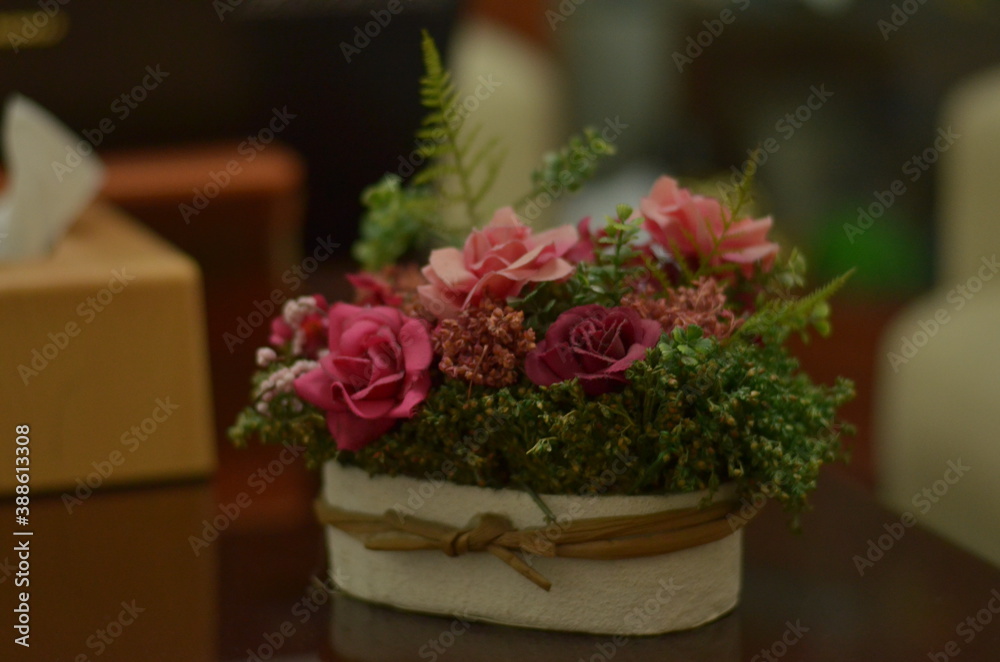 Obraz premium Boquet Of White Tulips, Pink Roses And Blue Hortensia Flowers on black glass table